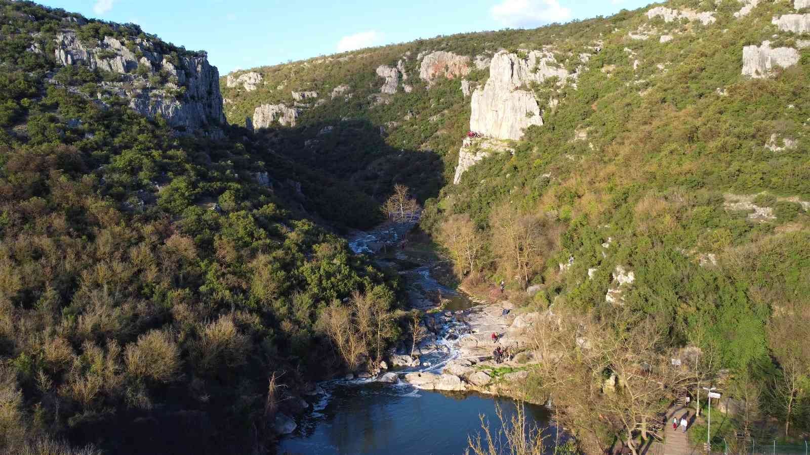 Kocaeli’nin Gebze ilçesinde bulunan ve doğal güzelliğiyle mest eden Ballıkayalar Tabiat Parkı, kaya tırmanışı yapmak isteyen adrenalin ...