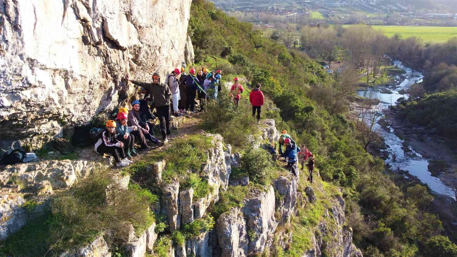 Kocaeli’nin Gebze ilçesinde bulunan ve doğal güzelliğiyle mest eden Ballıkayalar Tabiat Parkı, kaya tırmanışı yapmak isteyen adrenalin ...