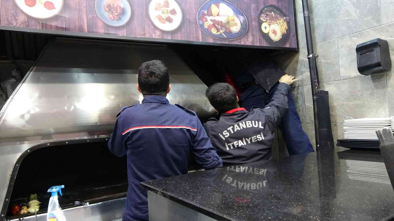 İstiklal Caddesi’nde bulunan bir restoranın bacasına kedi girdi. İtfaiye erleri tarafından uzun uğraşlar sonucu bacadan çıkartılan kedi tedavi ...