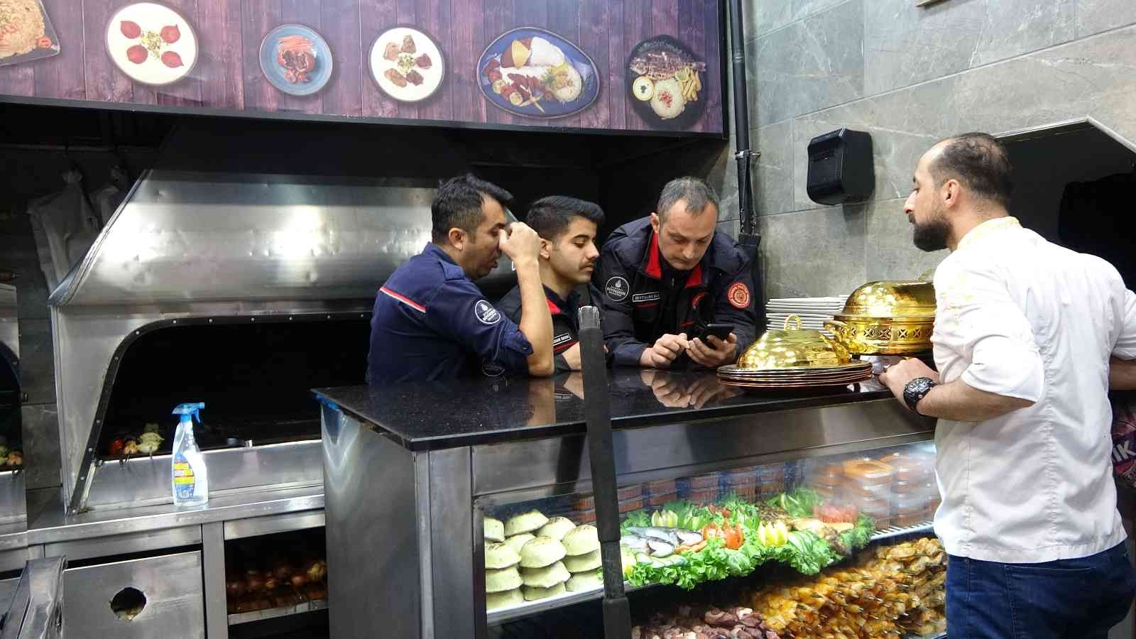 İstiklal Caddesi’nde bulunan bir restoranın bacasına kedi girdi. İtfaiye erleri tarafından uzun uğraşlar sonucu bacadan çıkartılan kedi tedavi ...