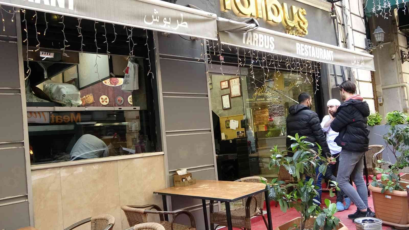 İstiklal Caddesi’nde bulunan bir restoranın bacasına kedi girdi. İtfaiye erleri tarafından uzun uğraşlar sonucu bacadan çıkartılan kedi tedavi ...