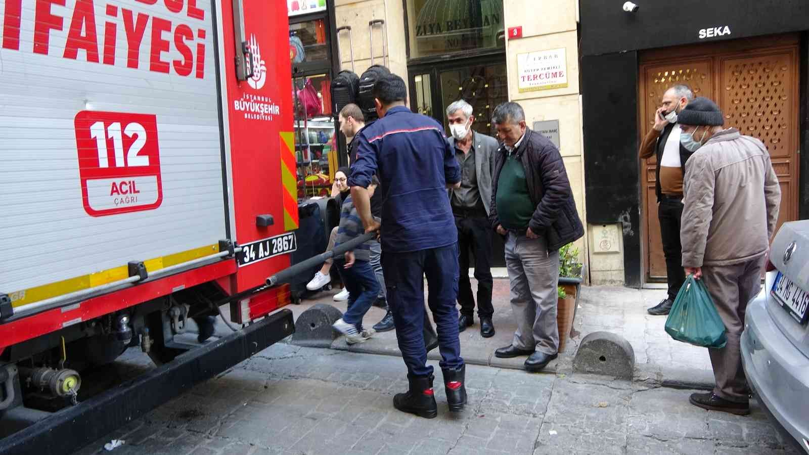 İstiklal Caddesi’nde bulunan bir restoranın bacasına kedi girdi. İtfaiye erleri tarafından uzun uğraşlar sonucu bacadan çıkartılan kedi tedavi ...