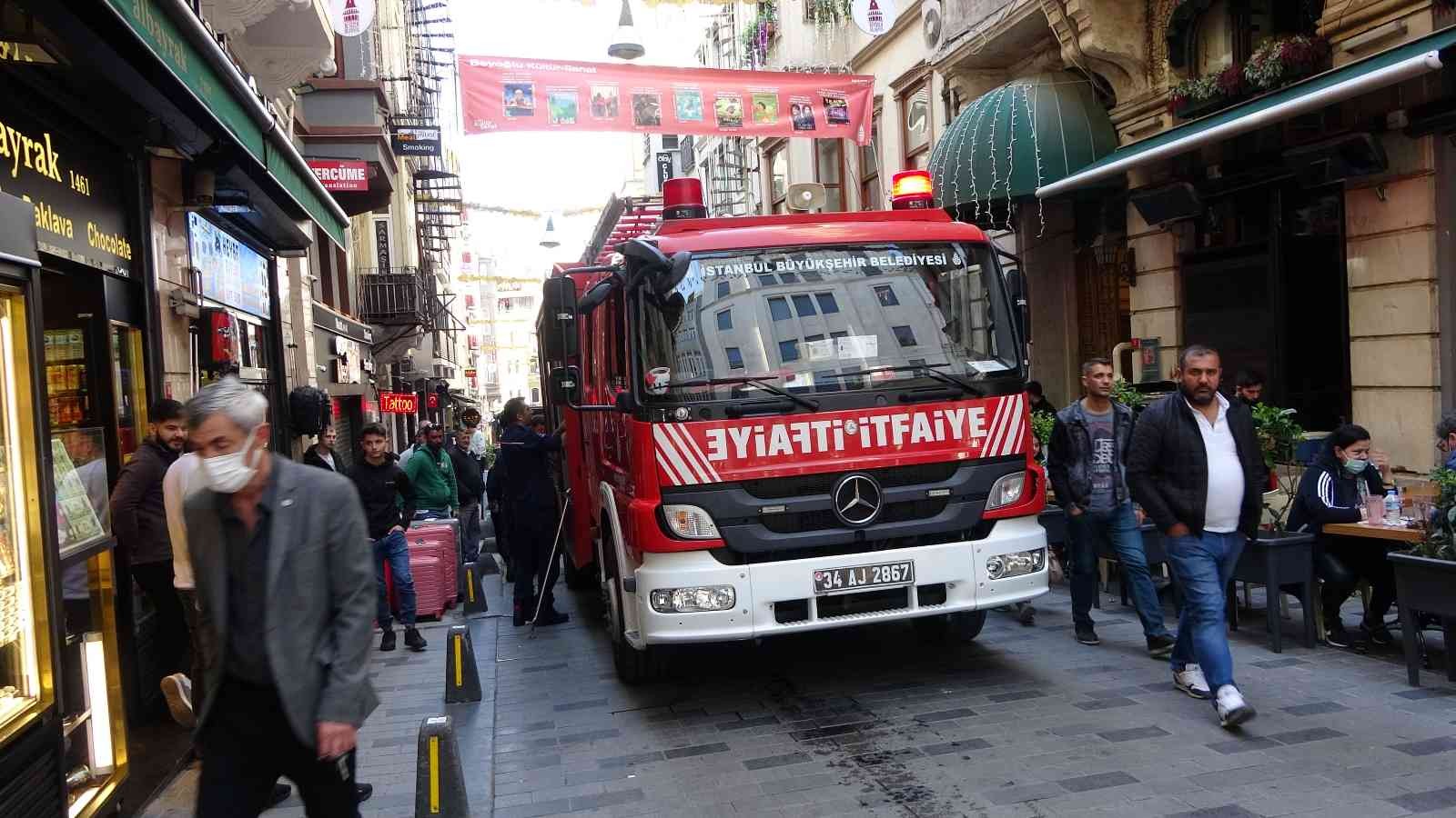 İstiklal Caddesi’nde bulunan bir restoranın bacasına kedi girdi. İtfaiye erleri tarafından uzun uğraşlar sonucu bacadan çıkartılan kedi tedavi ...