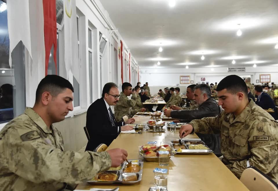 Jandarma Genel Komutanı Orgeneral Arif Çetin, bir takım ziyaretler için geldiği Bilecik’te ilk olarak Ertuğrul Gazi ve Şeyh Edebali Türbelerini ...