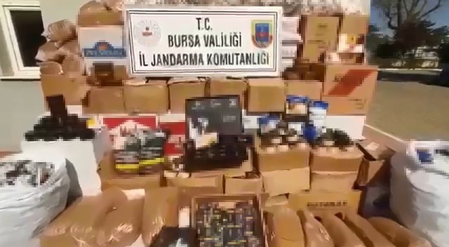 Bursa’da Jandarma ekipleri 750 bin lira değerinde kaçak sigara ve malzeme ele geçirdi. 1 kişi gözaltına alındı. Bursa’da gelen bir istihbaratı ...