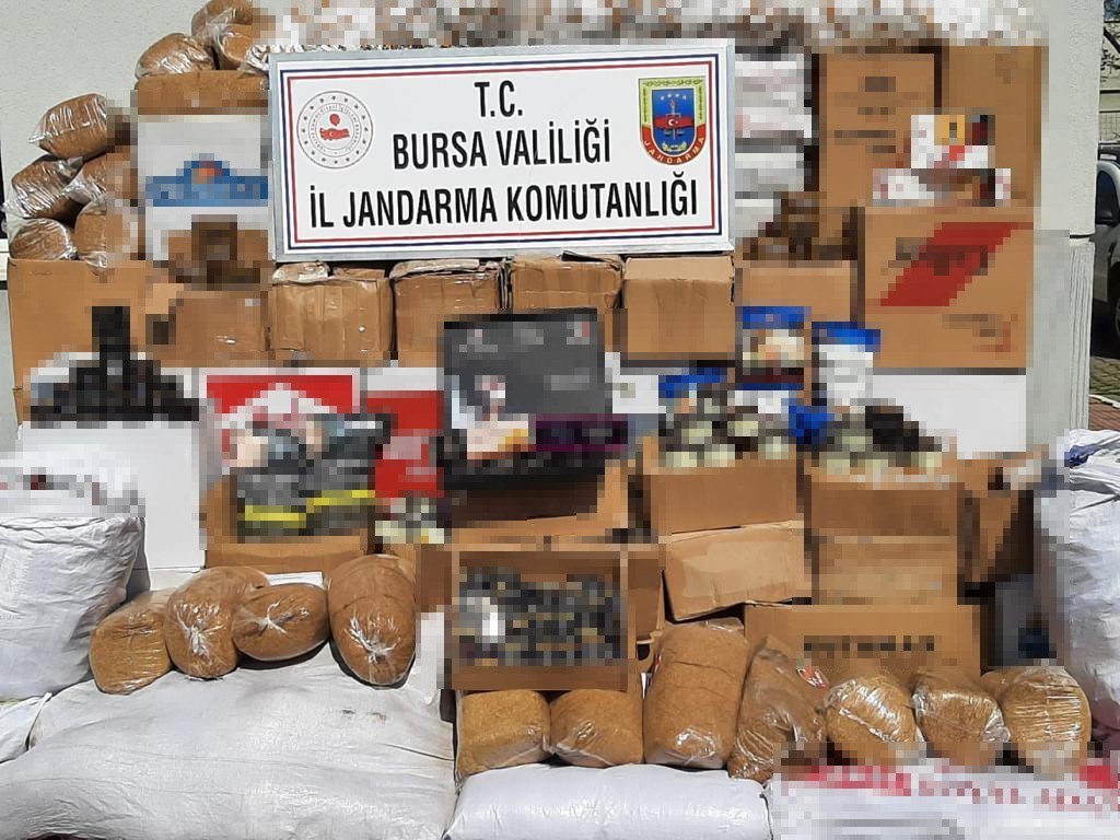 Bursa’da Jandarma ekipleri 750 bin lira değerinde kaçak sigara ve malzeme ele geçirdi. 1 kişi gözaltına alındı. Bursa’da gelen bir istihbaratı ...