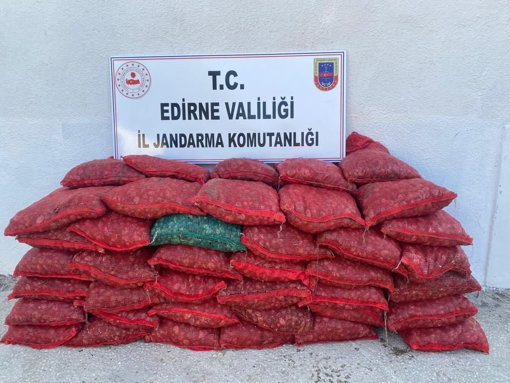 Edirne’nin Enez ilçesinde jandarma ekipleri, yasa dışı yollarla yurt dışına çıkarılmak istenen 750 kilogram akivades kum midyesi ele geçirdi ...