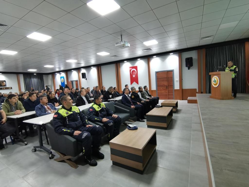 Bursa İl Jandarma Komutanlığı Trafik Timleri, trafik kazalarına karşı alınacak tedbirler ve geçiş üstünlüğünün kullanılması konusunda eğitim ...