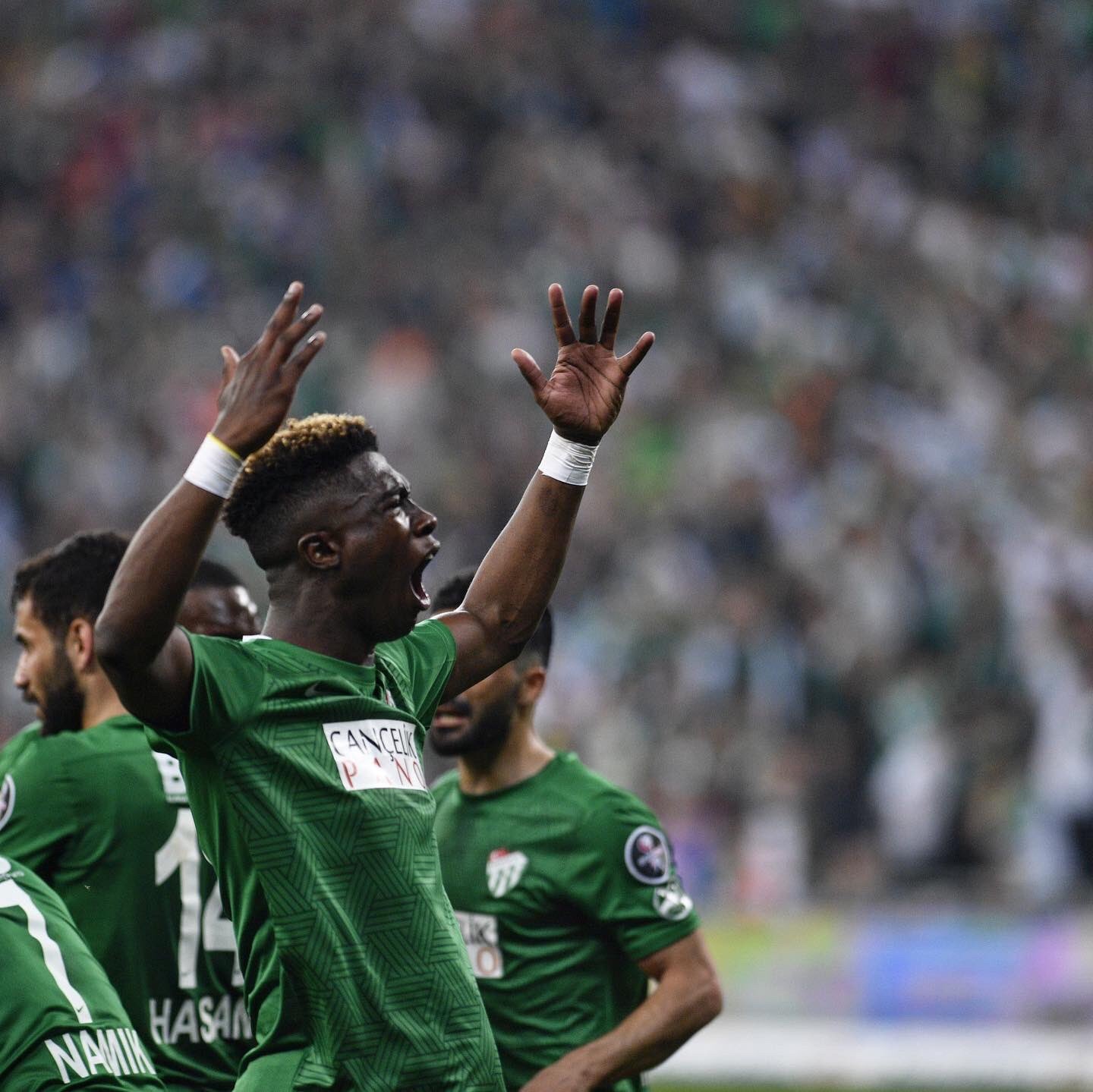 Kocaelispor maçında etkili performansıyla dikkat çeken Joao Pedro, taraftarın oluşturduğu atmosferin etkisinden çıkamıyor. Golcü oyuncu, sosyal ...