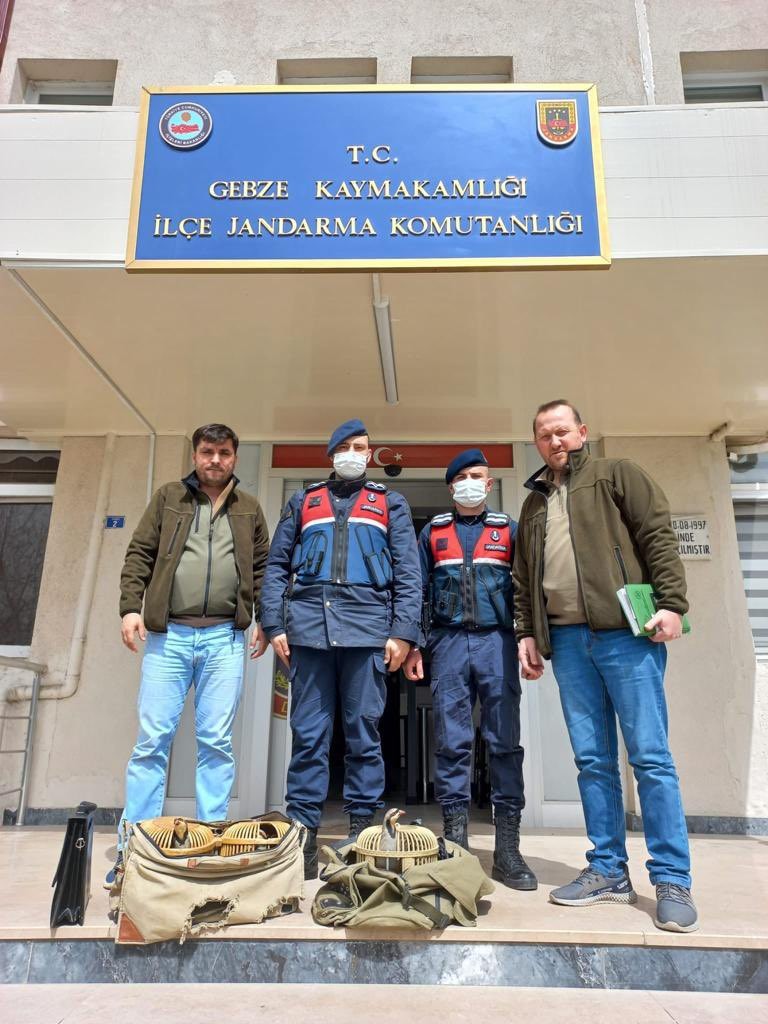 Kocaeli’nin Gebze ilçesinde yasa dışı keklik avı yapan 3 şahıs, jandarma ve Doğa Koruma Milli Parklar ekiplerine yakalandı. Şahıslara toplamda 21 ...