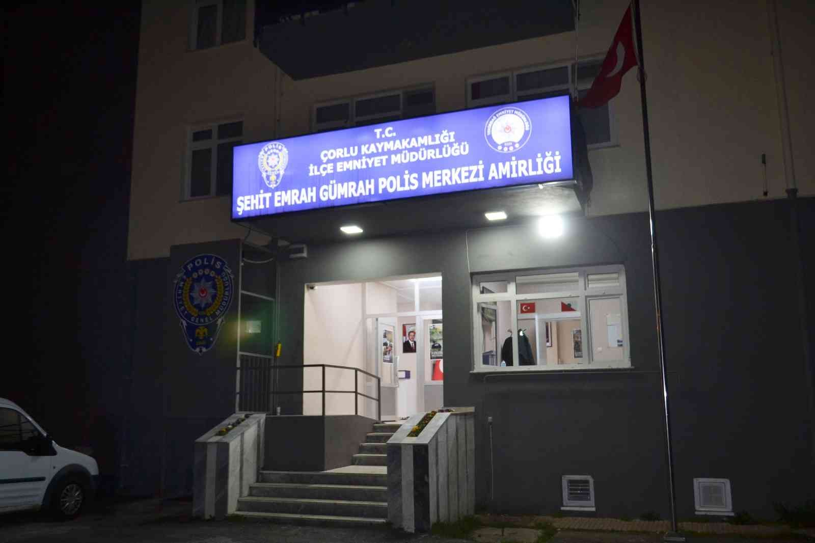 Tekirdağ Çorlu’da polis ekipleri, elektrik şirketine ait demir plakaları çalan hırsızı nefes kesen kovalamaca sonrası tarla içinde yakaladı ...