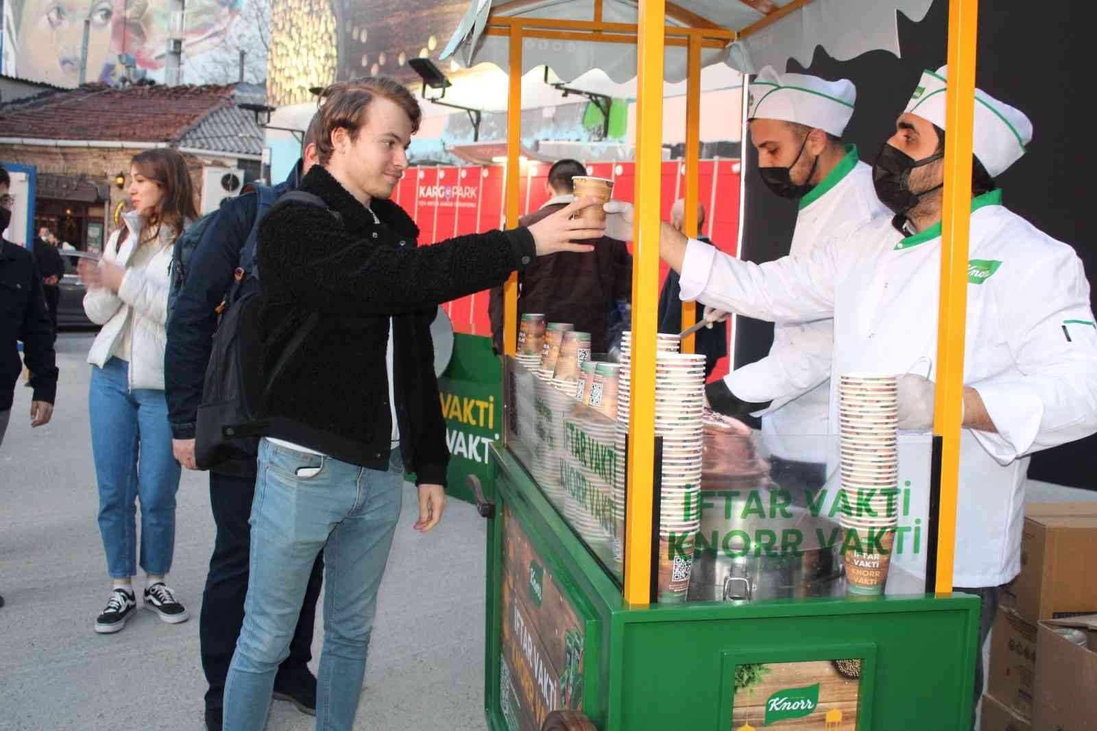 Kadıköy sokaklarını, iftar saatinde düzenlenen açık hava çalışmasıyla enfes çorba kokusu sardı. Akşam işinden dönenlere, trafikte kalanlara, eve ...