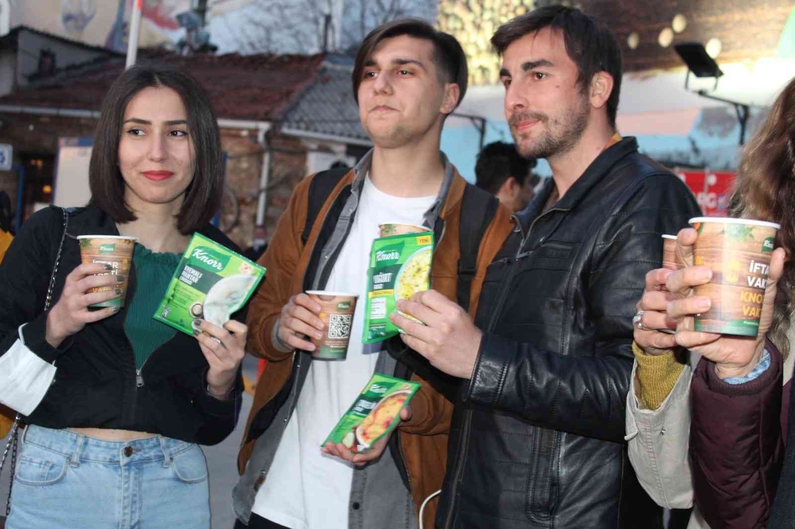 Kadıköy sokaklarını, iftar saatinde düzenlenen açık hava çalışmasıyla enfes çorba kokusu sardı. Akşam işinden dönenlere, trafikte kalanlara, eve ...