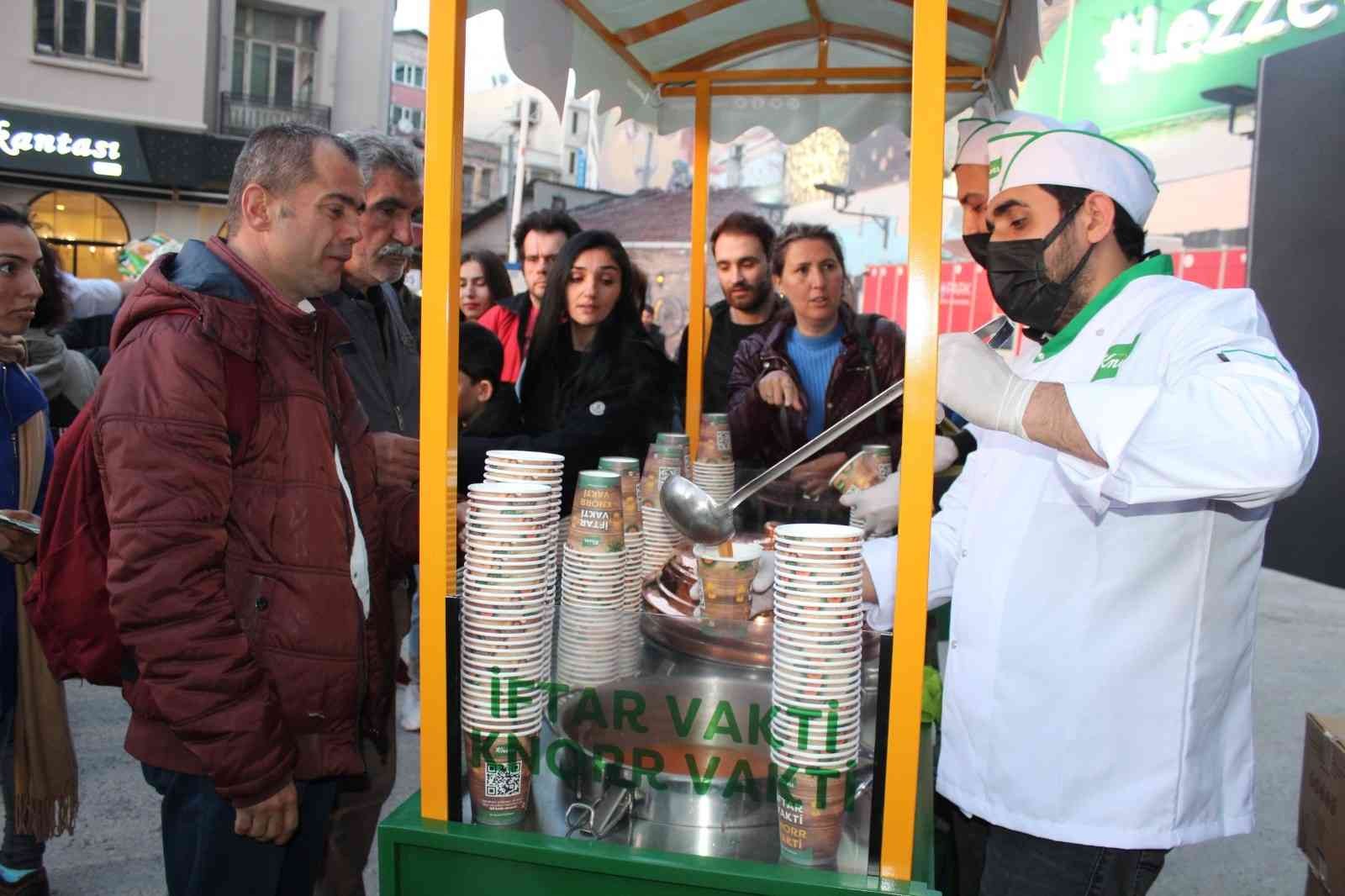 Kadıköy sokaklarını, iftar saatinde düzenlenen açık hava çalışmasıyla enfes çorba kokusu sardı. Akşam işinden dönenlere, trafikte kalanlara, eve ...