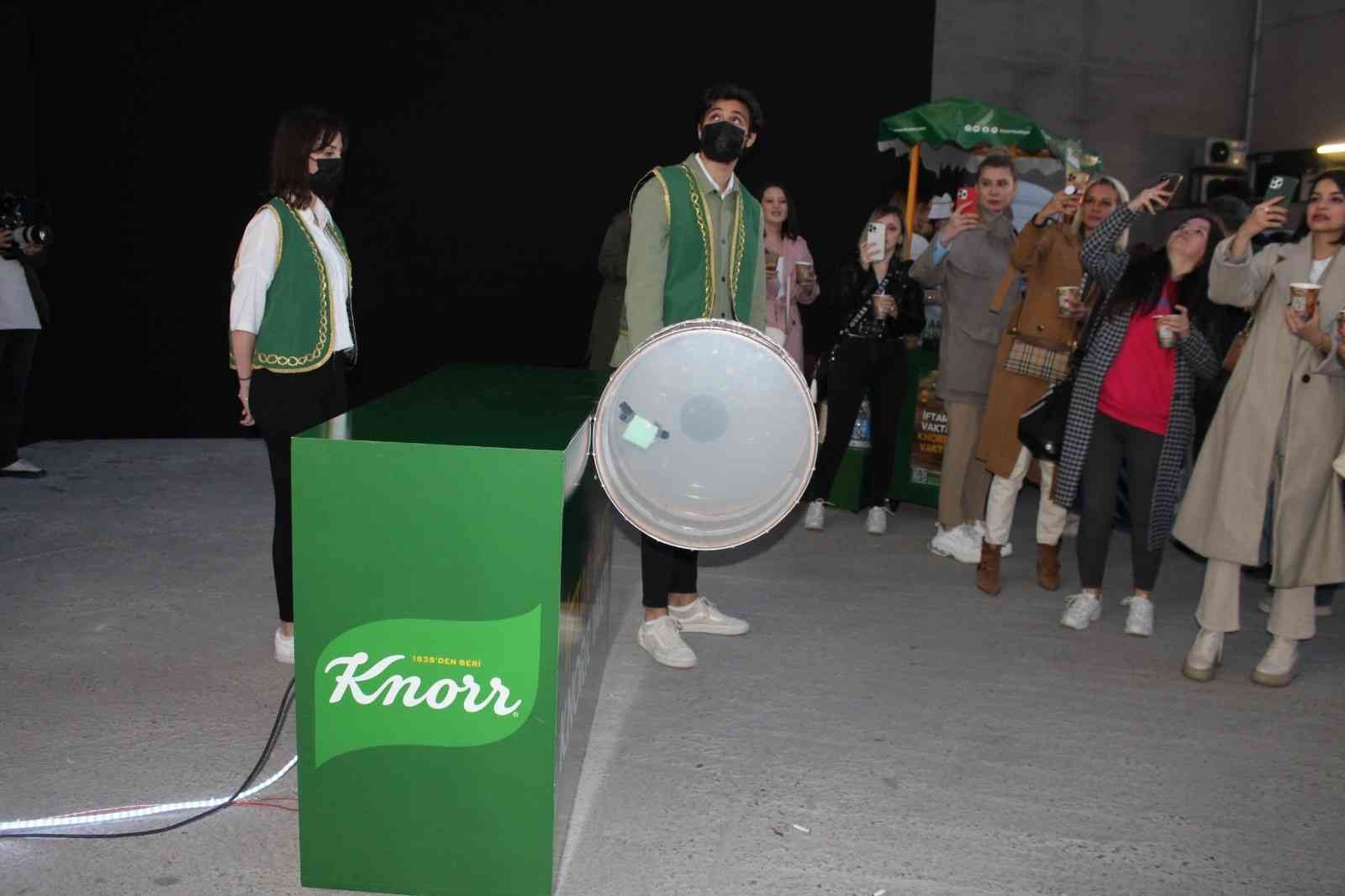 Kadıköy sokaklarını, iftar saatinde düzenlenen açık hava çalışmasıyla enfes çorba kokusu sardı. Akşam işinden dönenlere, trafikte kalanlara, eve ...