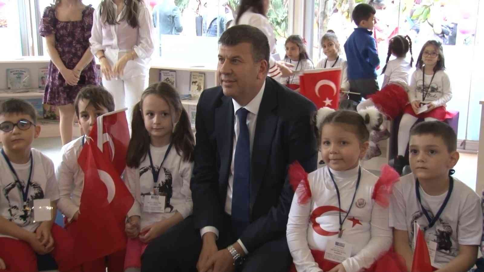 Kadıköy’de üç bin kitap ve çalışma alanlarıyla çocuklara hizmet verecek olan Defne Park Çocuk Kütüphanesi açıldı. Kütüphane açılışını Başkan ...