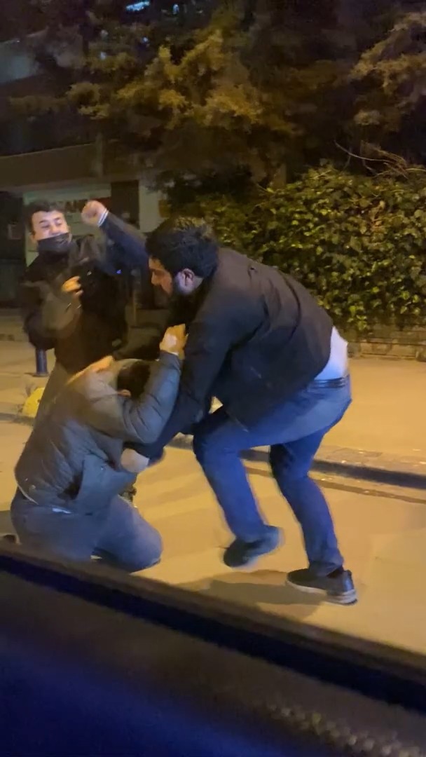 Kadıköy’de iki grup arasında tekmeli yumruklu kavga çıktı. Tarafların yol ortasında uçan tekmelerle birbirine saldırdığı anlar cep telefonu ...