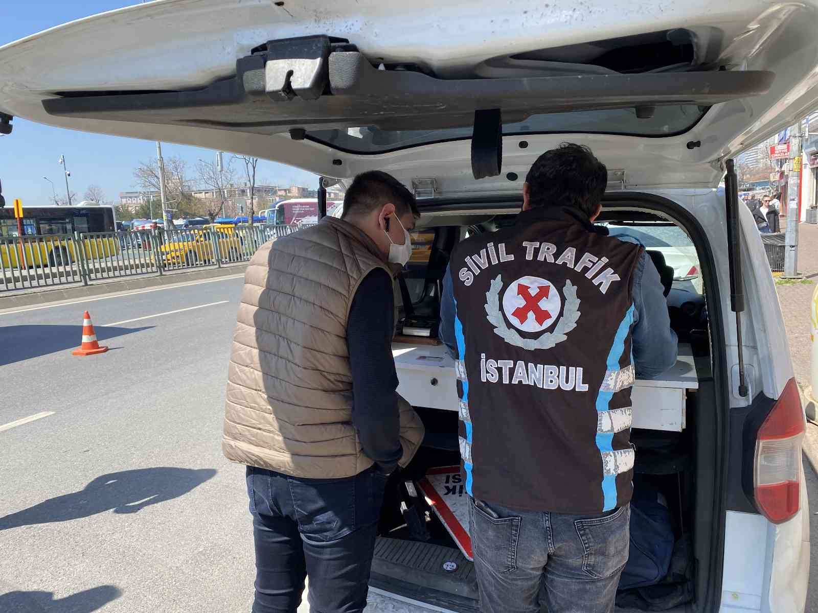 Kadıköy’de polis ekipleri ticari taksilere yönelik denetim gerçekleştirdi. Denetimler esnasında durdurulan 1 taksi sürücüsünün sürücü çalışma ...