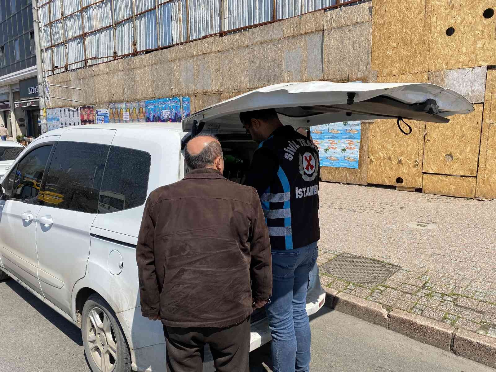 Kadıköy’de polis ekipleri ticari taksilere yönelik denetim gerçekleştirdi. Denetimler esnasında durdurulan 1 taksi sürücüsünün sürücü çalışma ...