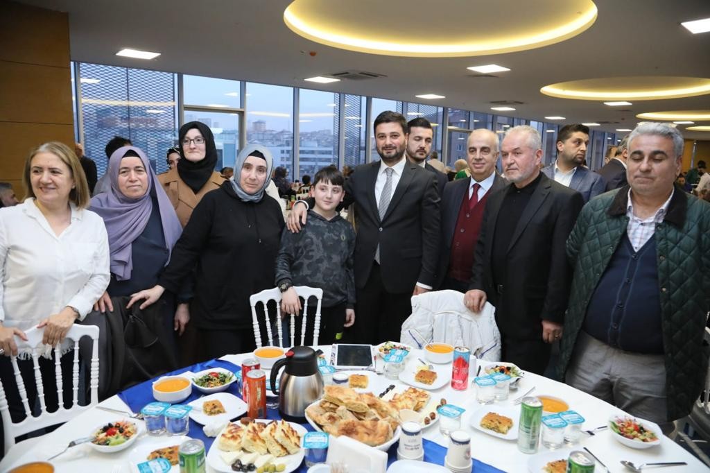 Kağıthane Belediyesi tarafından ilçe sakinlerine ilk gün iftarı düzenlendi. Merkez Mahallesi Yeni Kültür Merkezi’nde düzenlenen iftar programına ...