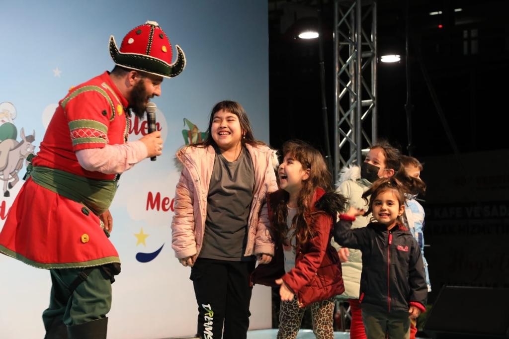 Kağıthane Belediyesi tarafından ilçe sakinlerine ilk gün iftarı düzenlendi. Merkez Mahallesi Yeni Kültür Merkezi’nde düzenlenen iftar programına ...