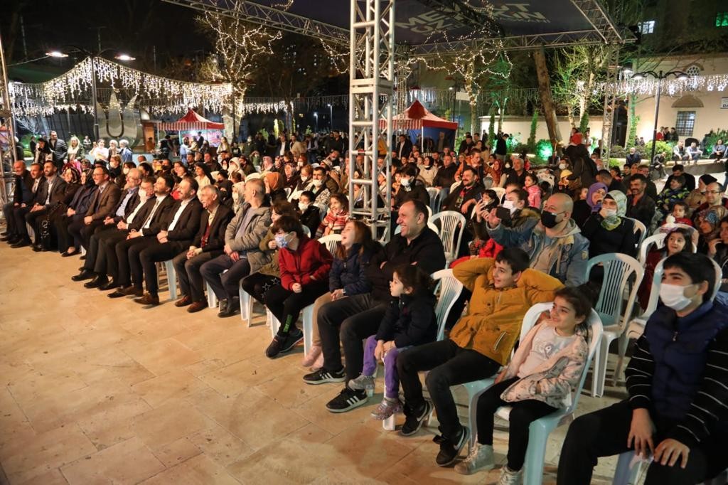 Kağıthane Belediyesi tarafından ilçe sakinlerine ilk gün iftarı düzenlendi. Merkez Mahallesi Yeni Kültür Merkezi’nde düzenlenen iftar programına ...