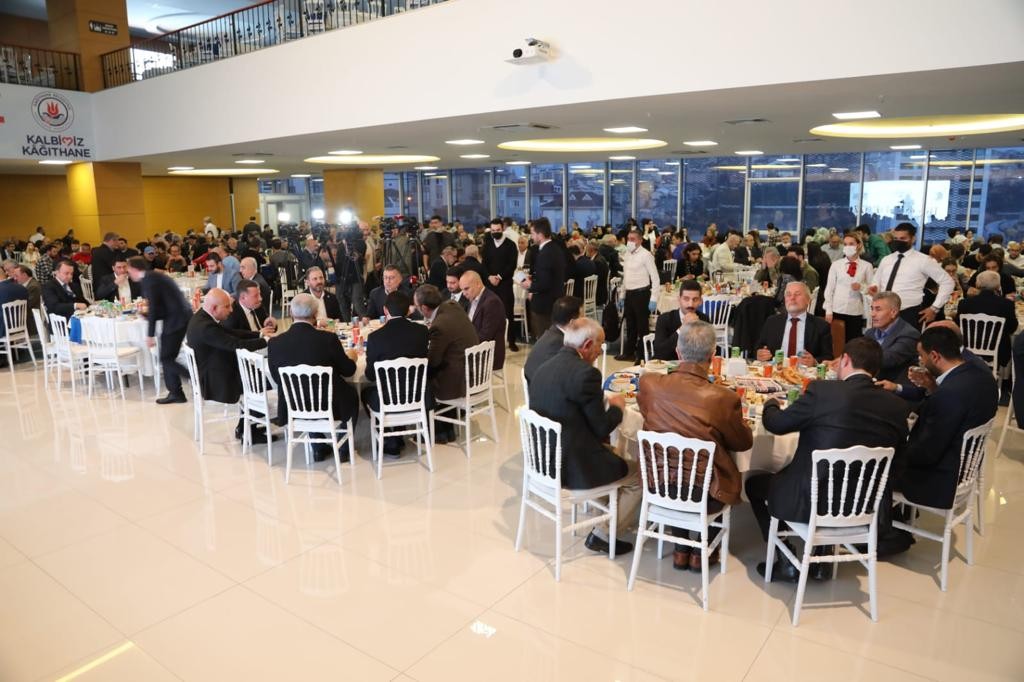 Kağıthane Belediyesi tarafından ilçe sakinlerine ilk gün iftarı düzenlendi. Merkez Mahallesi Yeni Kültür Merkezi’nde düzenlenen iftar programına ...