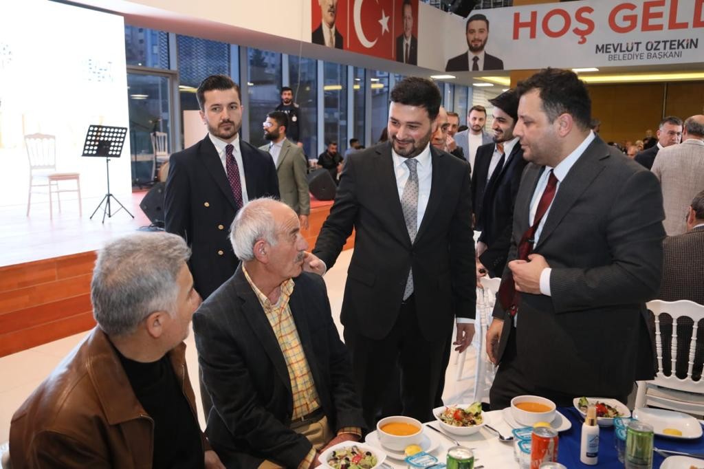 Kağıthane Belediyesi tarafından ilçe sakinlerine ilk gün iftarı düzenlendi. Merkez Mahallesi Yeni Kültür Merkezi’nde düzenlenen iftar programına ...