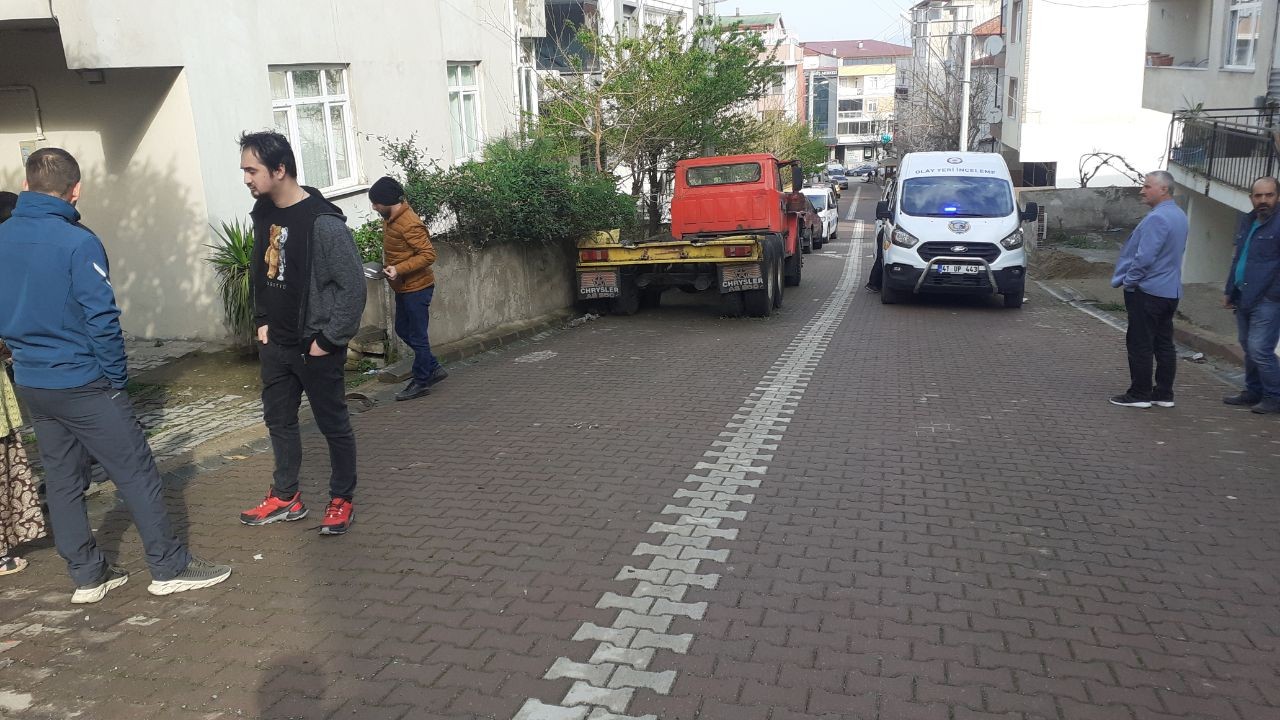 Kocaeli’nin Darıca ilçesinde bir kişi, evinden çıktığı sırada silahlı saldırıya uğradı. Bacaklarına 2 kurşun isabet eden vatandaş yaralanırken ...