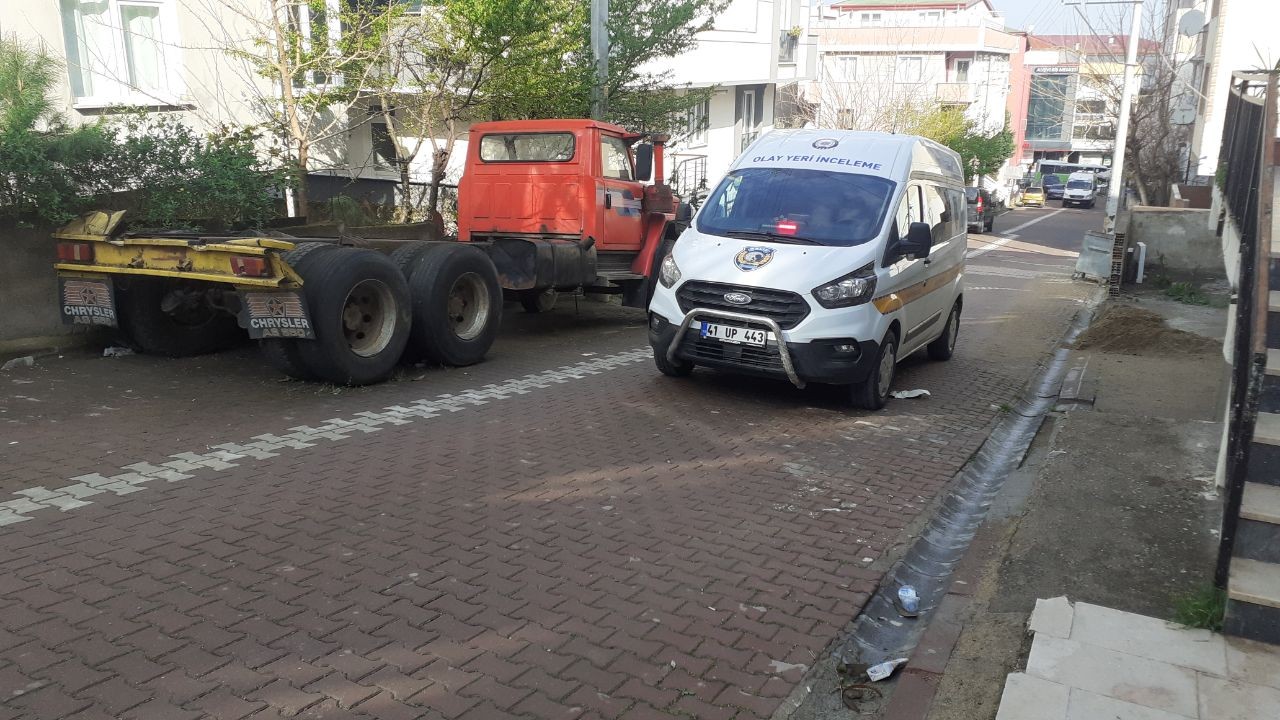 Kocaeli’nin Darıca ilçesinde bir kişi, evinden çıktığı sırada silahlı saldırıya uğradı. Bacaklarına 2 kurşun isabet eden vatandaş yaralanırken ...