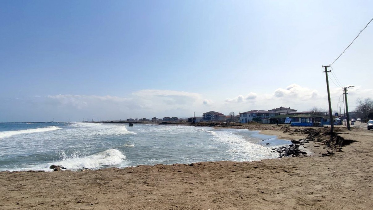 Sakarya Nehri’nin Karadeniz ile buluştuğu noktada da etkisini gösteren erozyonu bölgede tehdit oluşturmaya devam ediyor. Oluşan tahribatın yarım ...