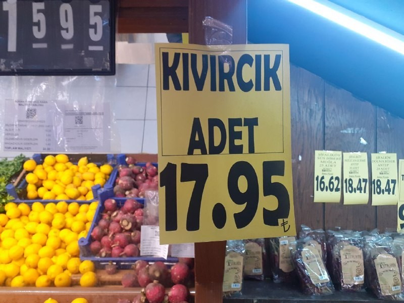 Kocaeli’nin Gebze ilçesinde yıllardır seracılık işi yapan bir aile, emek verip ürettikleri ürünlerin kendilerinden cüzi bir miktara satın ...