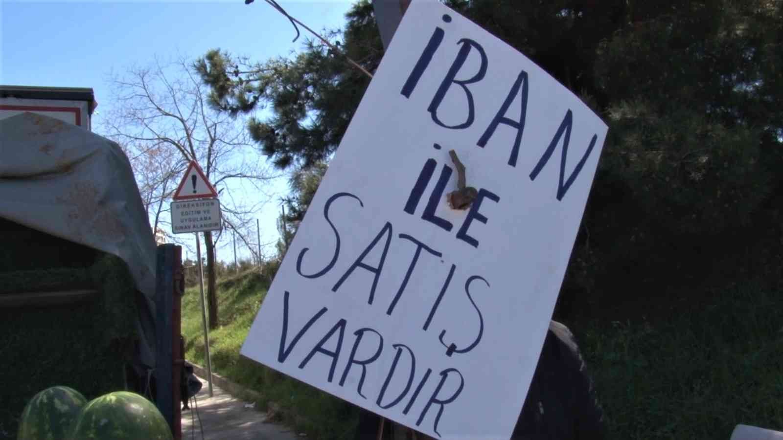 İstanbul’da kamyonet içerisinde karpuz satışı yapan bir vatandaş fiyatların artması ve vatandaşların üzerinde nakit taşımamaları nedeniyle IBAN ...