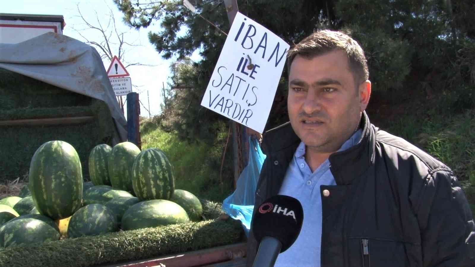 İstanbul’da kamyonet içerisinde karpuz satışı yapan bir vatandaş fiyatların artması ve vatandaşların üzerinde nakit taşımamaları nedeniyle IBAN ...