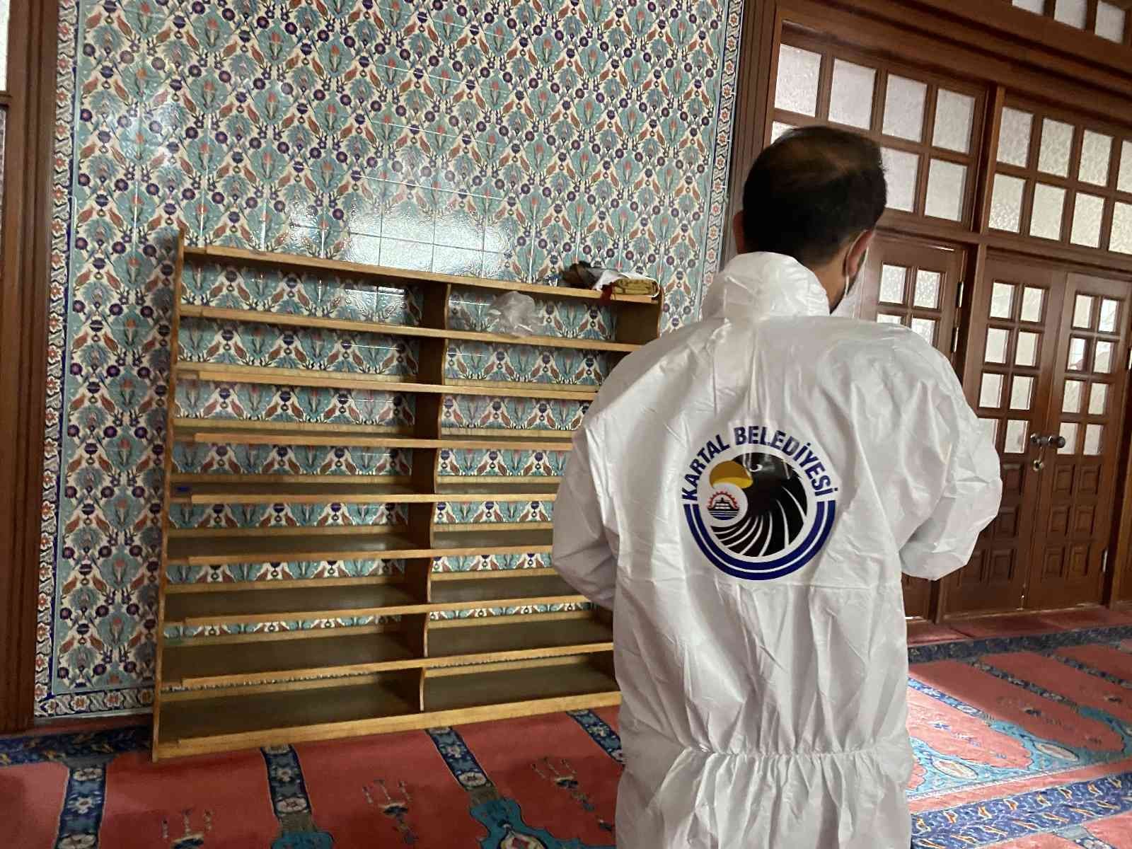 Kartal’da on bir ayın sultanı Ramazan ayının ilk gününde ilçedeki tüm camilerde dezenfekte çalışmaları yürütülüyor. Kartal Belediyesi’ne bağlı ...