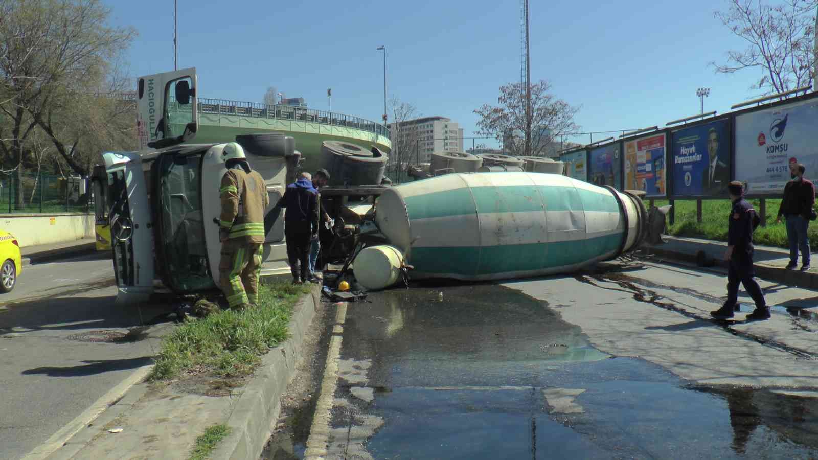 Kartal’da, seyir halinde olan beton yüklü mikser, virajı döndüğü sırada kontrolden çıkarak refüje çarpıp devrildi. Devrilip sürüklenen beton ...