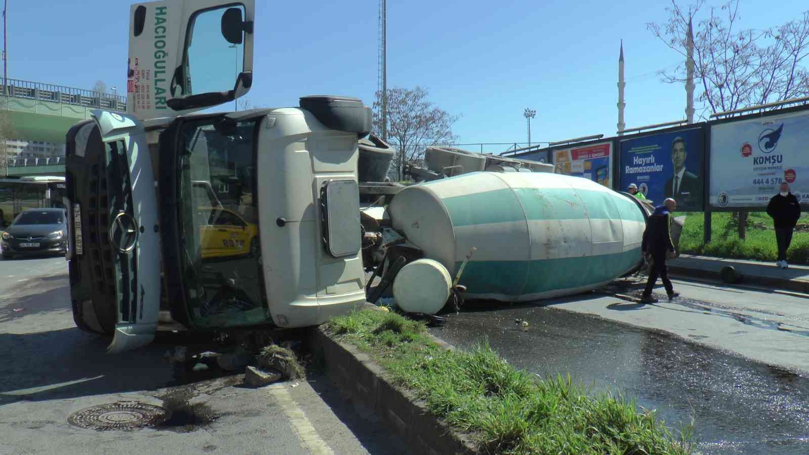 Kartal’da, seyir halinde olan beton yüklü mikser, virajı döndüğü sırada kontrolden çıkarak refüje çarpıp devrildi. Devrilip sürüklenen beton ...