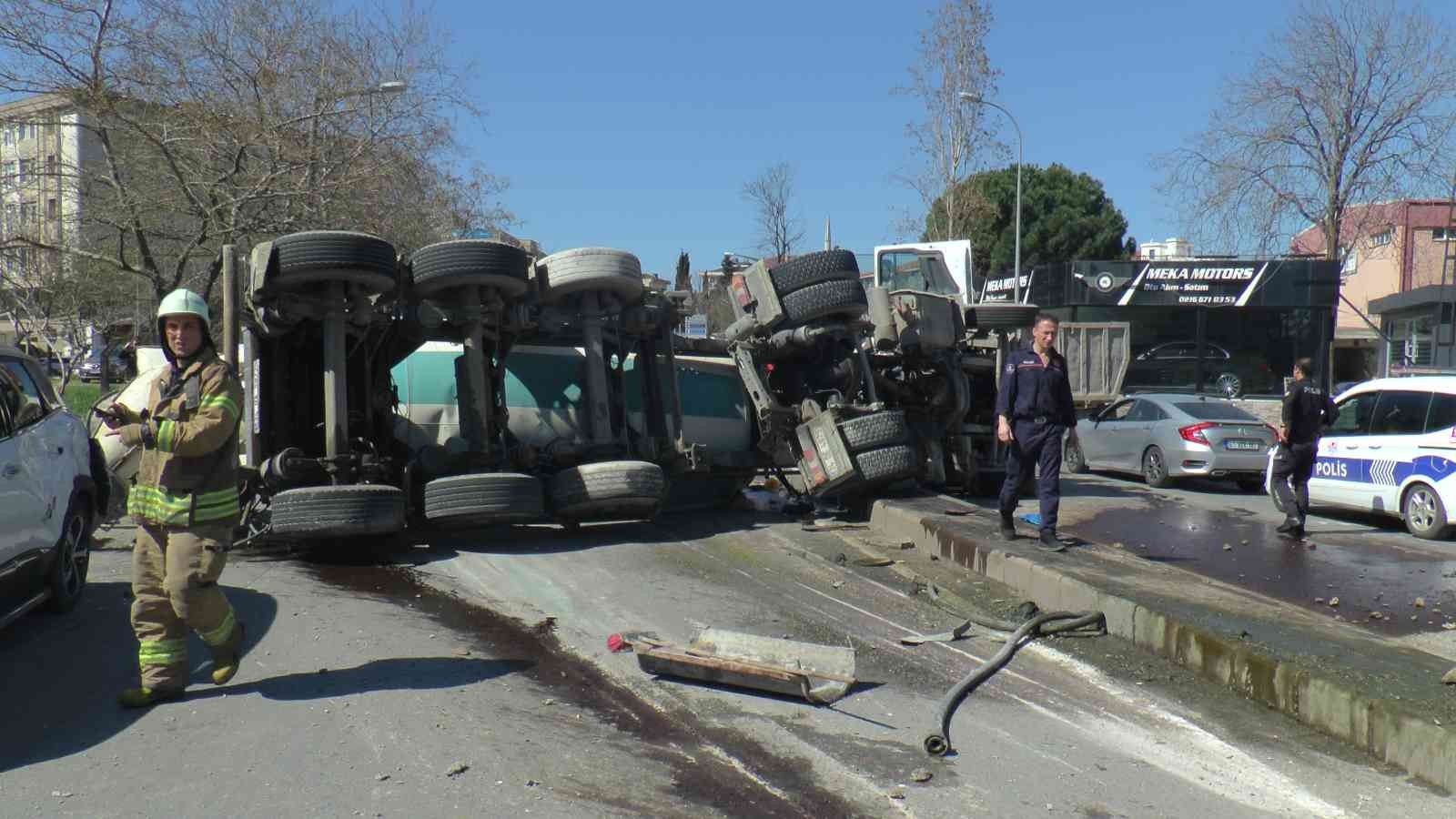 Kartal’da, seyir halinde olan beton yüklü mikser, virajı döndüğü sırada kontrolden çıkarak refüje çarpıp devrildi. Devrilip sürüklenen beton ...