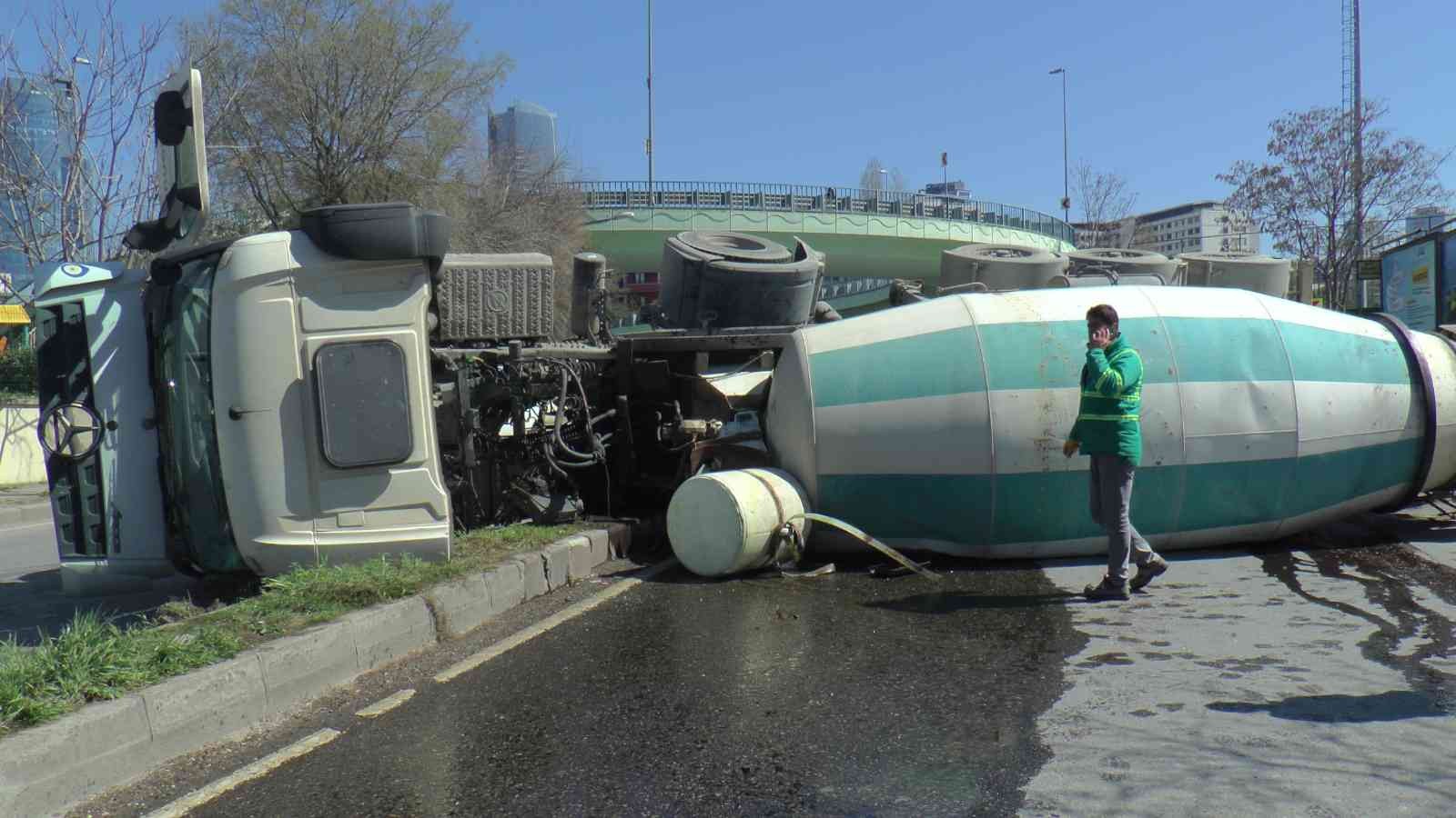 Kartal’da, seyir halinde olan beton yüklü mikser, virajı döndüğü sırada kontrolden çıkarak refüje çarpıp devrildi. Devrilip sürüklenen beton ...