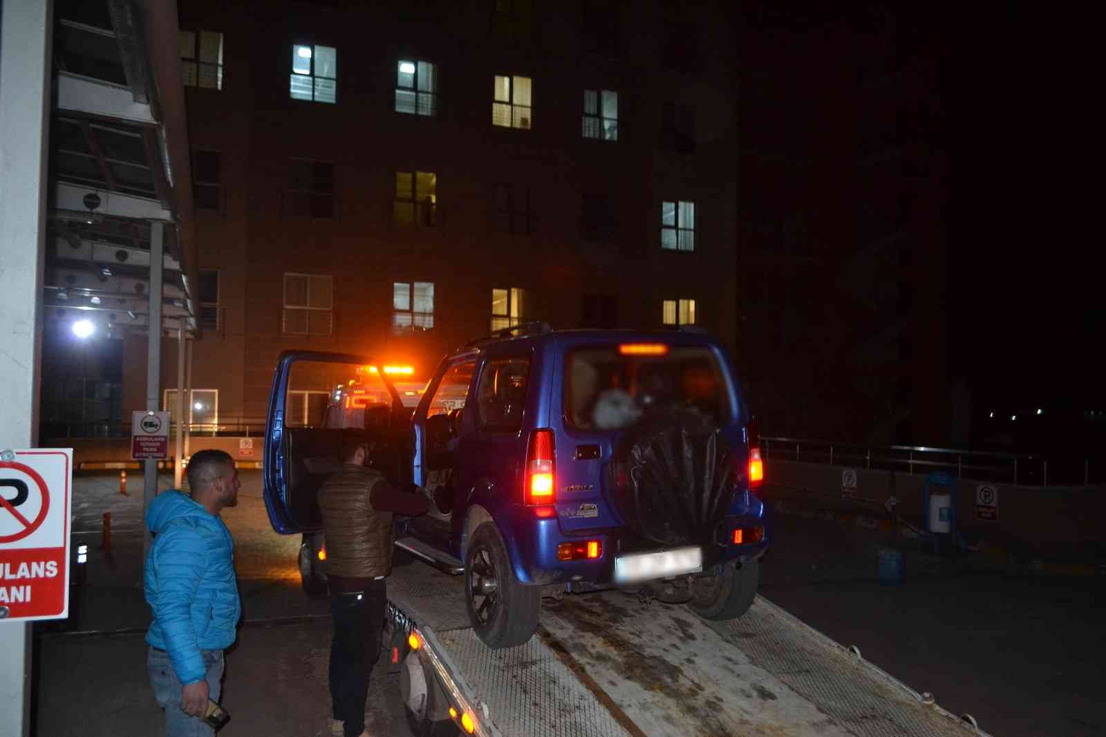 Tekirdağ Çorlu’da otomobilde kavga ettiği arkadaşının silahlı saldırısına uğrayan genç adam ağır yaralandı. Olay, Şeyh Sinan Mahallesi otogar ...