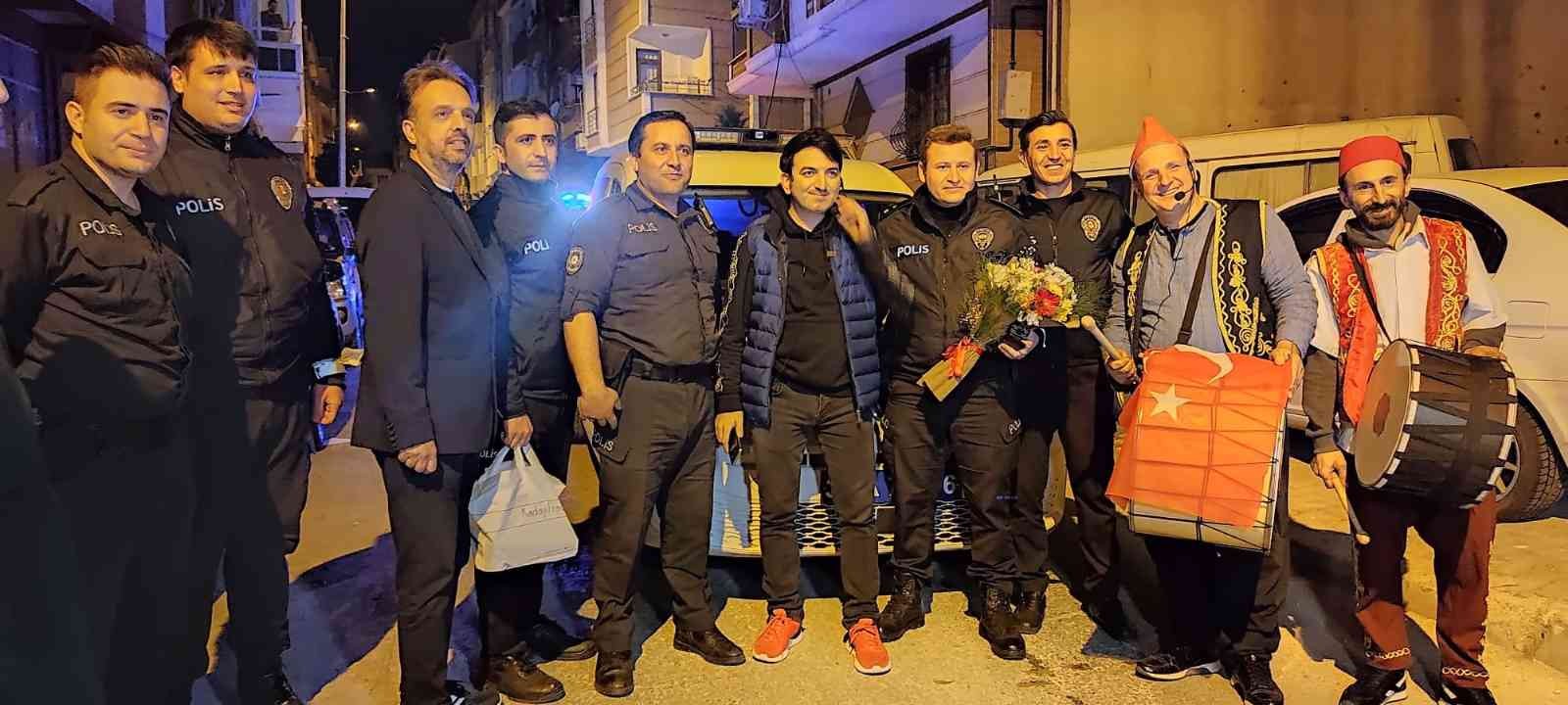 Bağcılar Belediyesi, Türk Polis Teşkilatı’nın 177. Kuruluş Yıldönümünde polislere sürpriz yaptı. Güneşli Mahallesinde bir olayın olduğunu ihbar ...