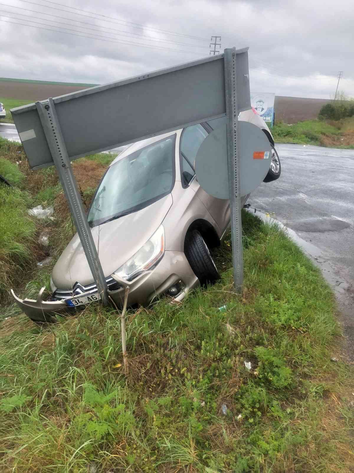 Tekirdağ’ın Muratlı ilçesinde yaşanan trafik kazasında otomobil adeta havada kaldı. Şans eseri kimse yaralanmadı. Olay, Muratlı’nın Ballıhoca ...