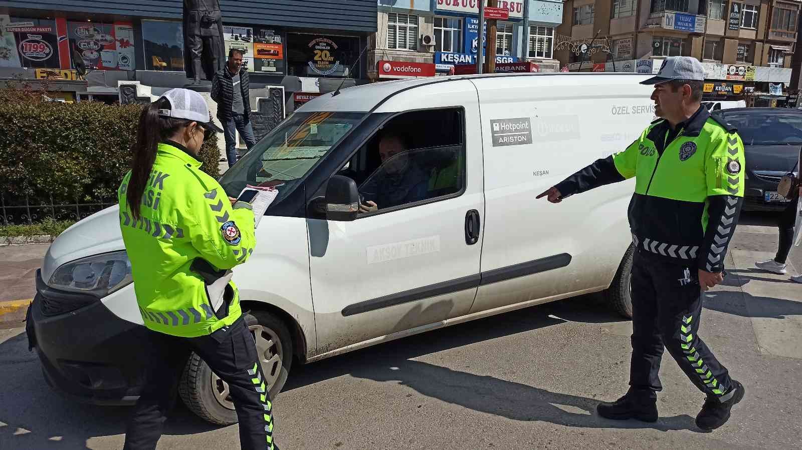 Edirne’nin Keşan ilçesinde polis ekipleri ’Huzur ve Güven’ uygulaması yaptı. Çalışmalarda aranması olan 4 şahıs yakalanırken, toplamda 9 bin 747 ...