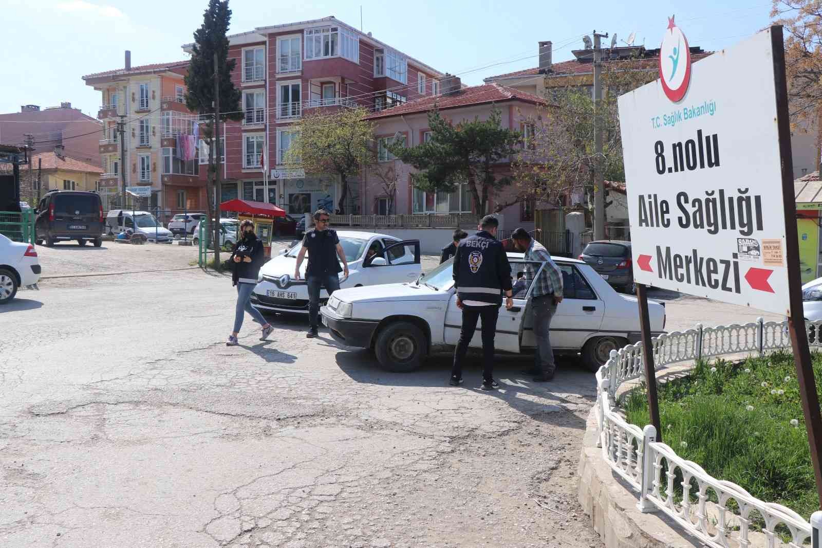 Edirne’nin Keşan ilçesinde polis ekipleri ’Huzur ve Güven’ uygulaması yaptı. Çalışmalarda aranması olan 4 şahıs yakalanırken, toplamda 9 bin 747 ...