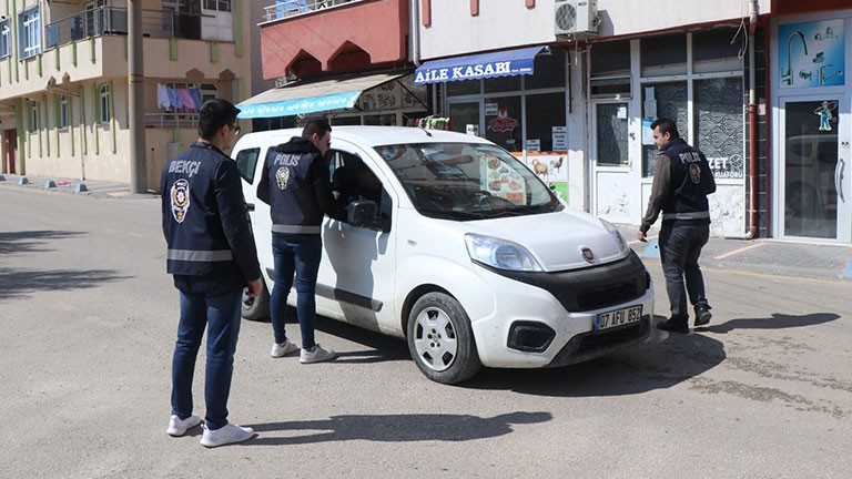 Edirne’nin Keşan ilçesinde 130 polisin katıldığı, ’Huzur ve Güven’ uygulaması yapıldı. 954 kişinin GBT’sinin sorgulandığı uygulamada 9 bin 805 ...