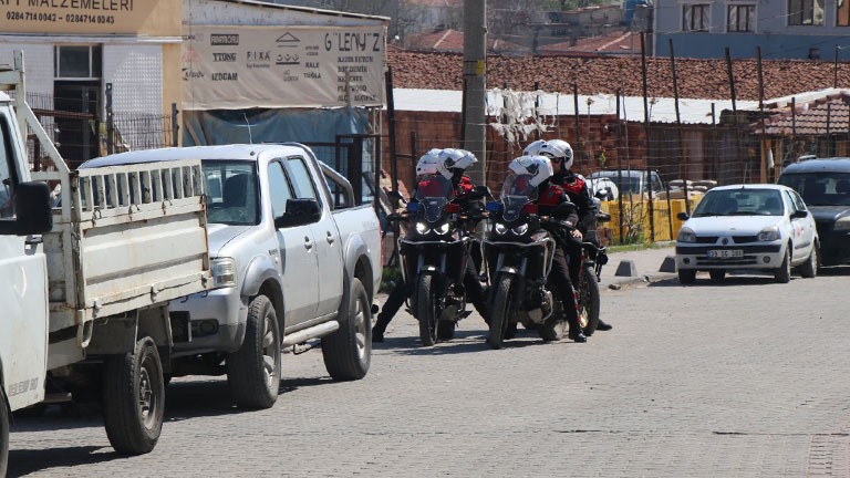 Edirne’nin Keşan ilçesinde 130 polisin katıldığı, ’Huzur ve Güven’ uygulaması yapıldı. 954 kişinin GBT’sinin sorgulandığı uygulamada 9 bin 805 ...