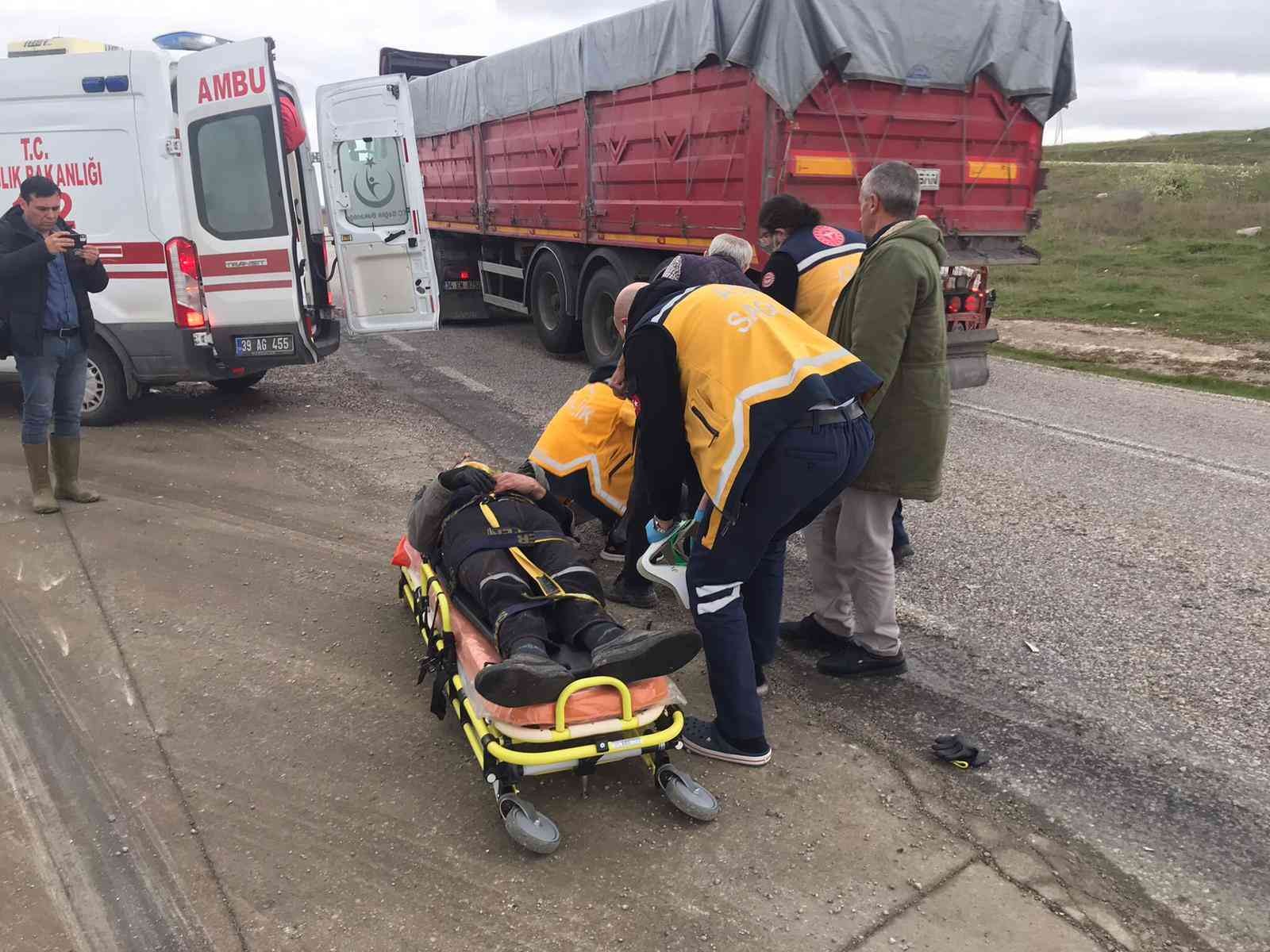 Kırklareli’nin Pınarhisar ilçesinde triportör ile tırın çarpıştığı kazada 2 kişi yola savruldu. Kaza, Pınarhisar ilçesinin girişinde meydana ...