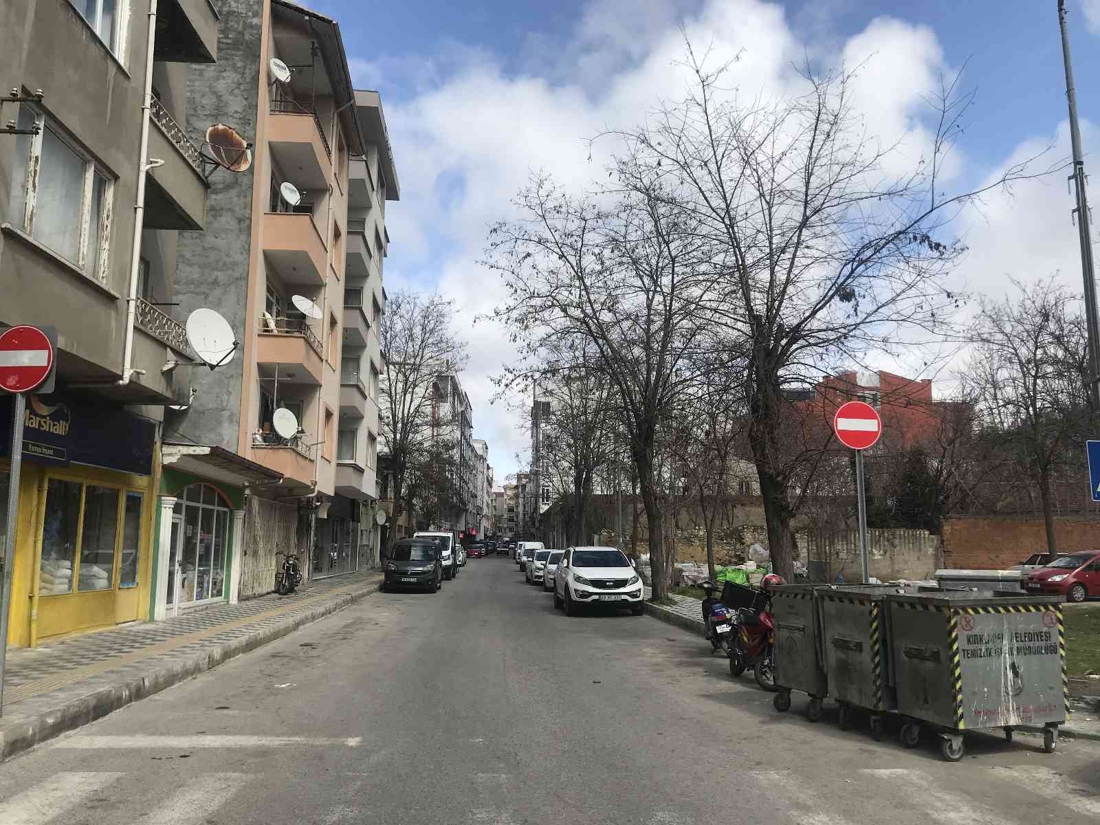 Kırklareli şehir merkezinde bazı cadde ve sokaklardaki ağaçların iki yıldır budanmadığını belirten esnaf ve vatandaşlar, belediye yetkililerinin ...