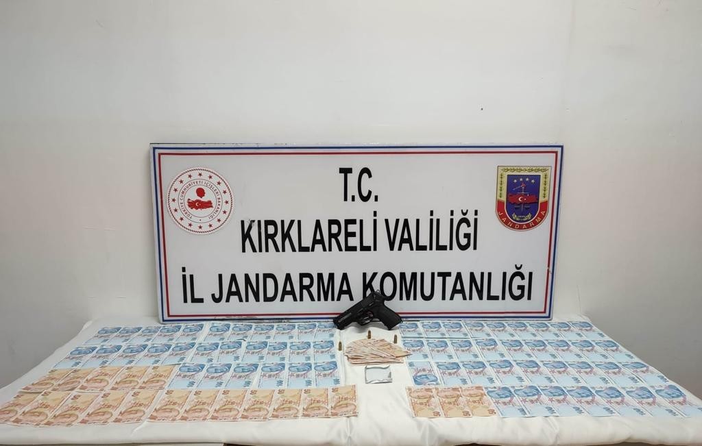 Kırklareli’nde şüphe üzerine durdurulan otomobilde 7 bin 750 TL sahte banknot, ruhsatsız tabanca ve uyuşturucu madde ele geçirildi. Alınan ...