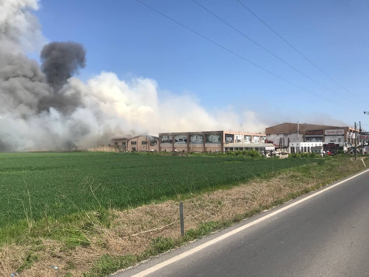 Kırklareli’nde bir mobilya fabrikasında yangın çıktı. Yangın sırasında dumanlar gökyüzünü kapladı. Lüleburgaz ilçesinde bulunan bir mobilya ...